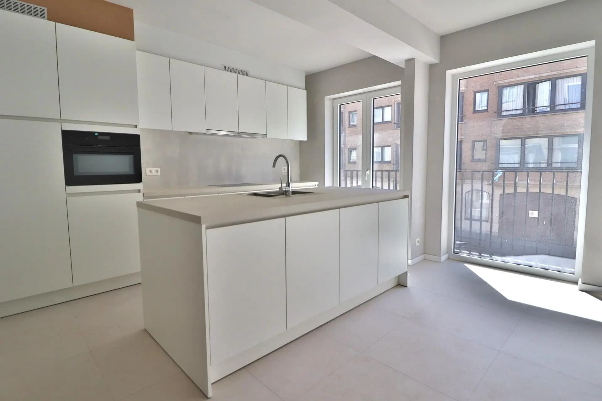 Volledig gerenoveerd appartement met twee slaapkamers — 3