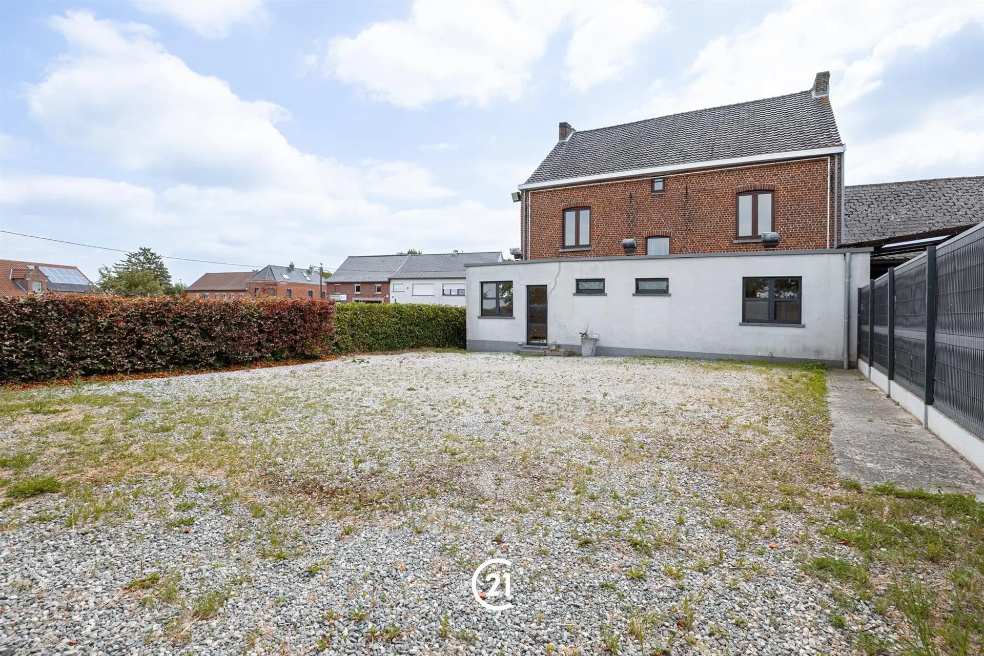 Ruime woning - type herenwoning met 4 slpk en parking — 2