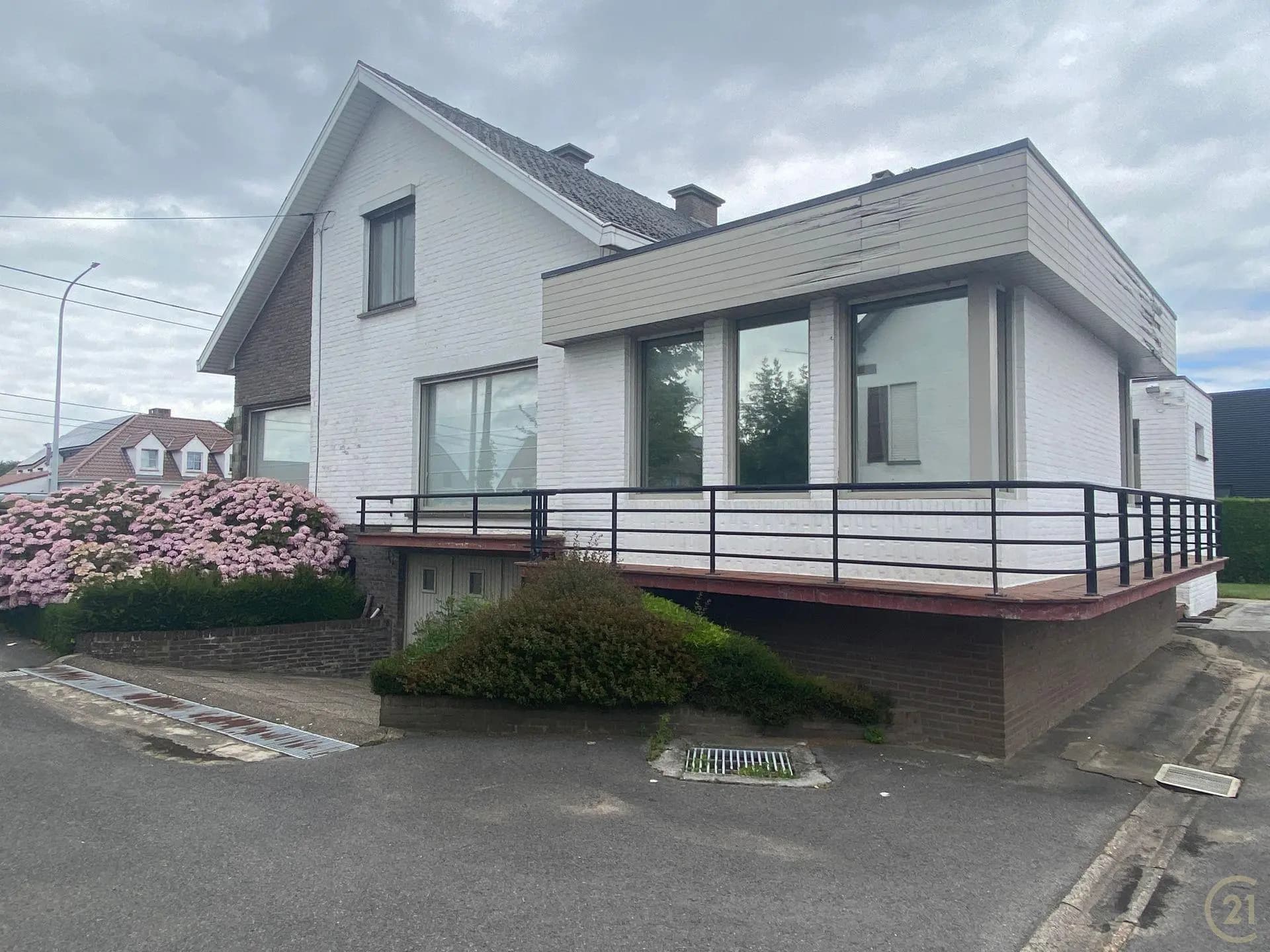 Vrijstaande woning met 3 slaapkamers en bureel / onderkelder