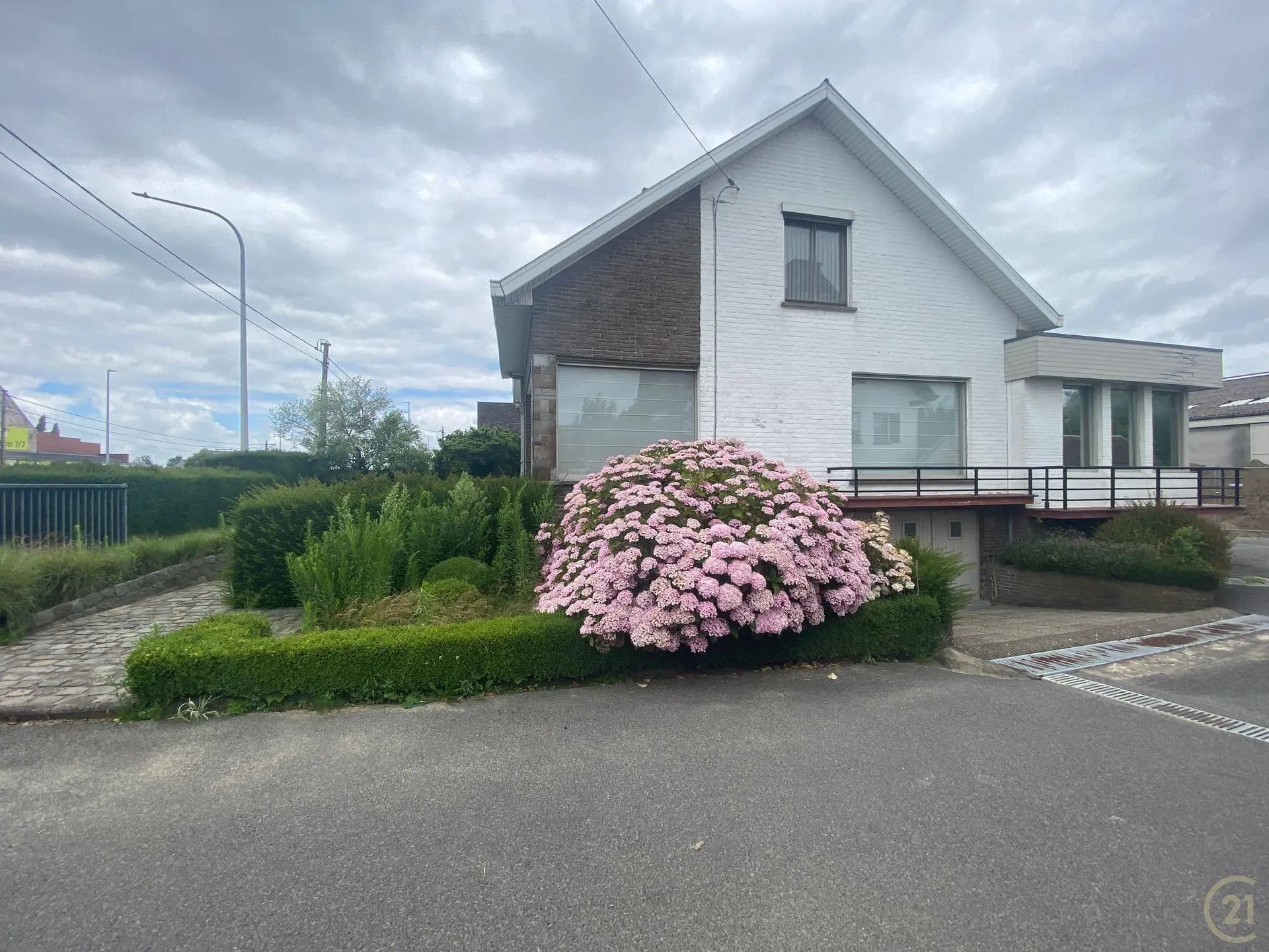 Vrijstaande woning met 3 slaapkamers en bureel / onderkelder — 2