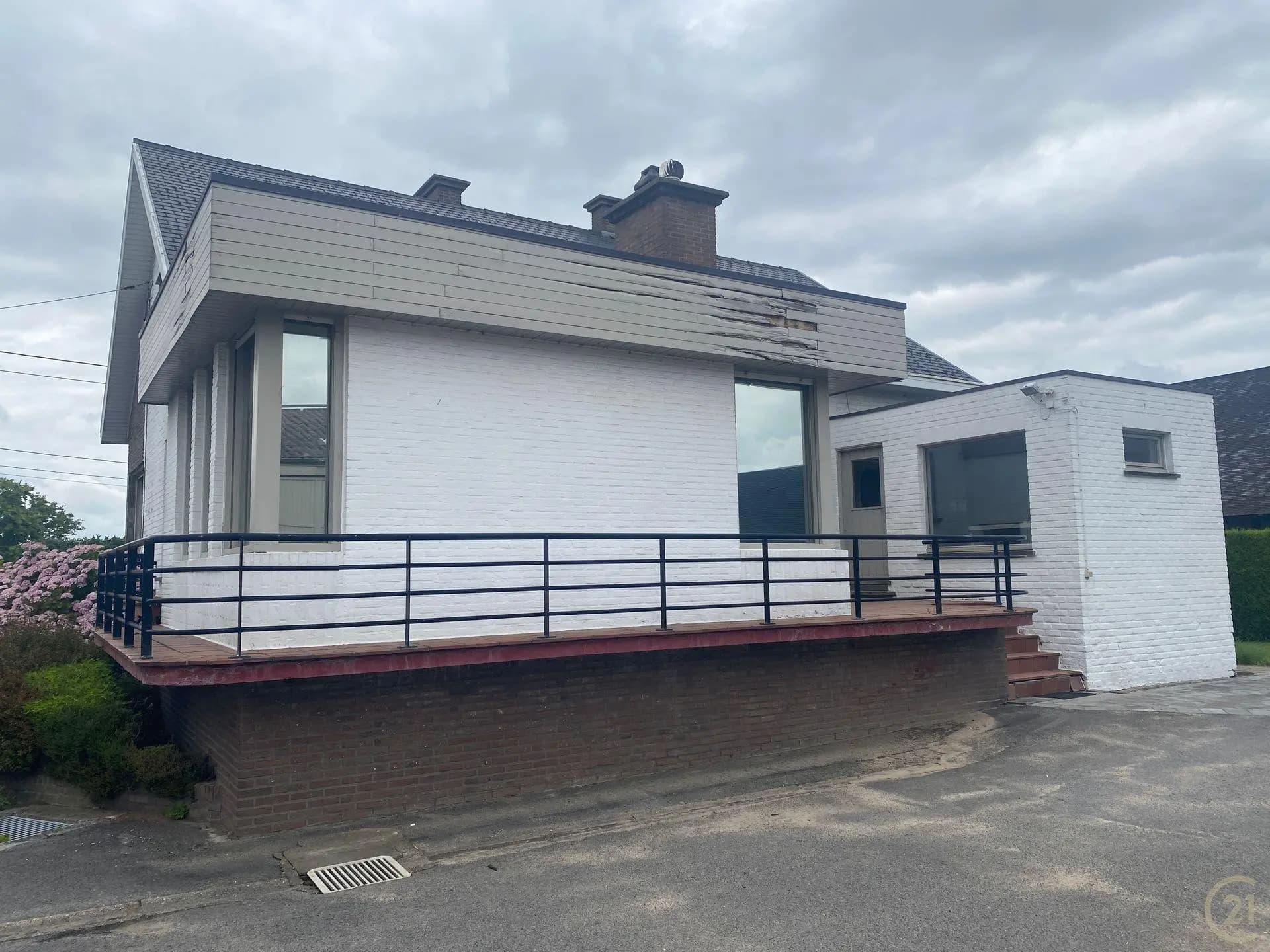 Vrijstaande woning met 3 slaapkamers en bureel / onderkelder — 3