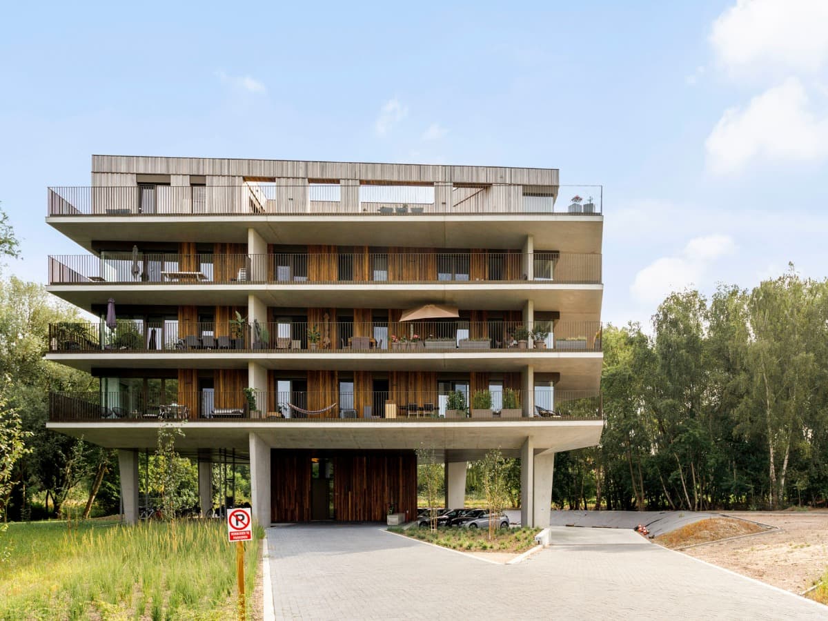 Appartement met drie kamers, terras en autostaanplaats.