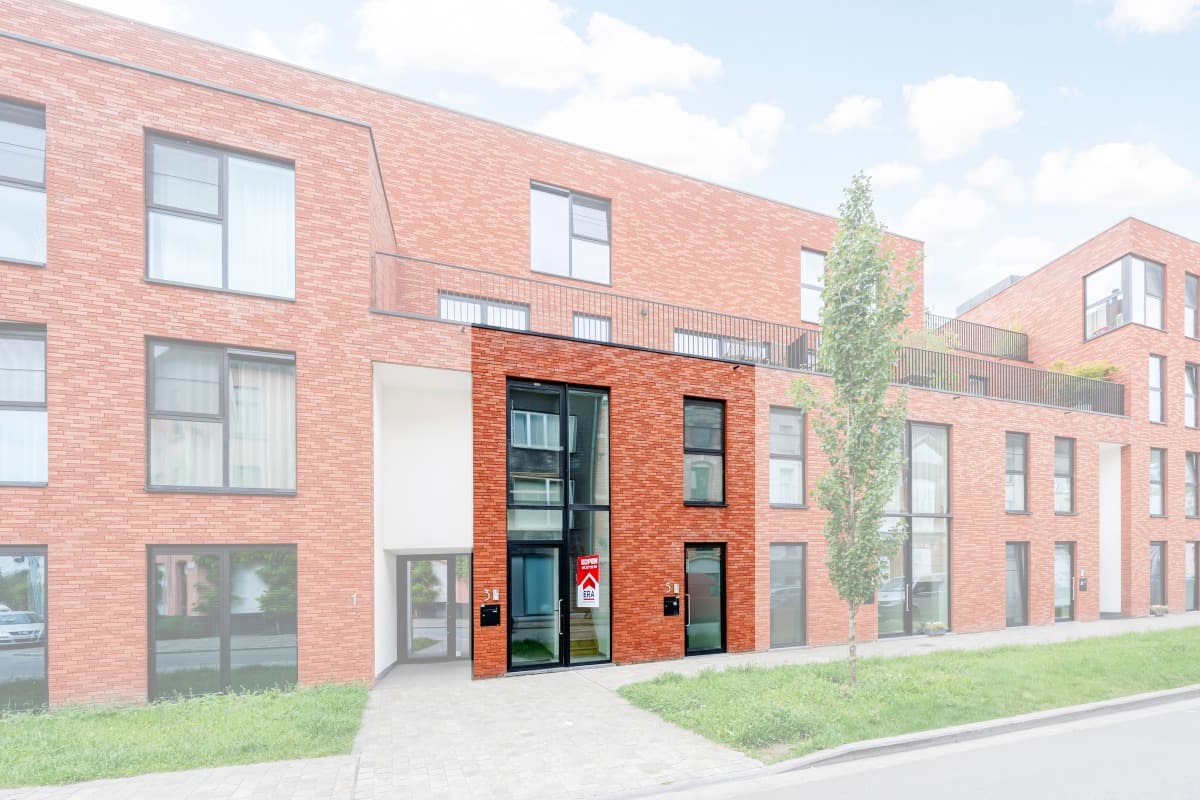 Appartement met eigen inkom, 3 kamers en 2 staanplaatsen
