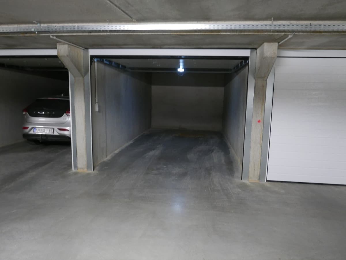Garage met automatische poort nabij het centrum van Brugge