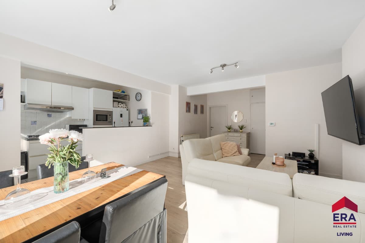 Gelijkvloers appartement met 2 slaapkamers, garage en tuin