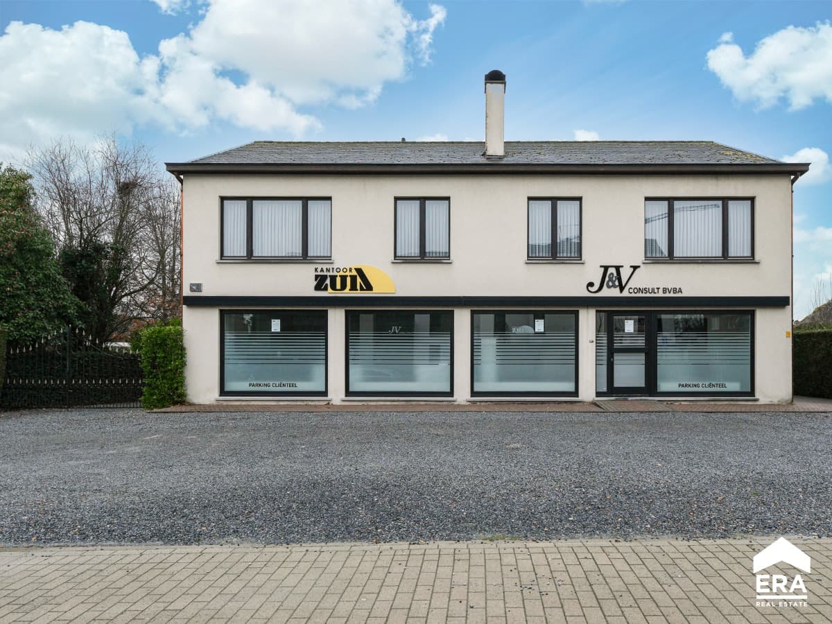 Handelspand met duplexwoning en ruime parking in Hasselt