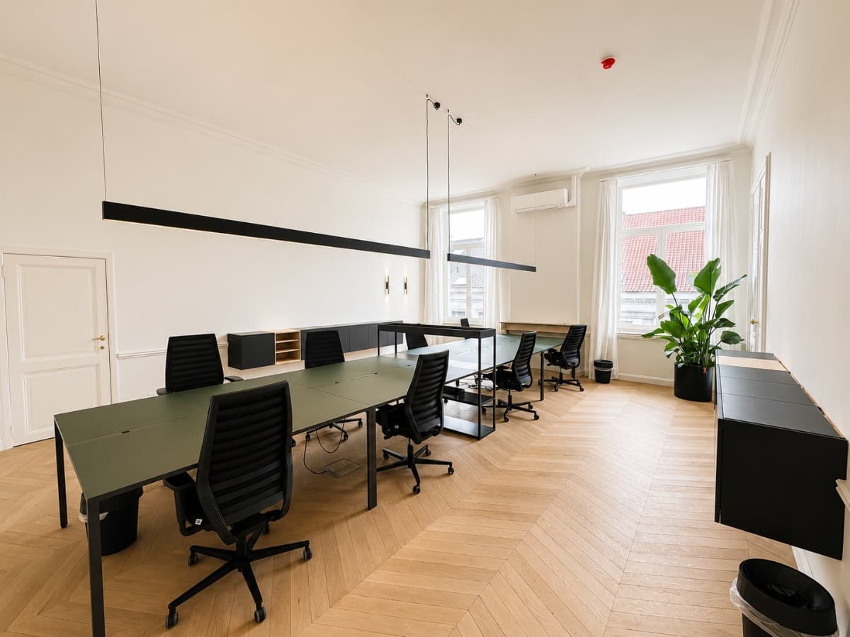 Instapklare kantoorverdieping met 26 werkplaatsen te huur