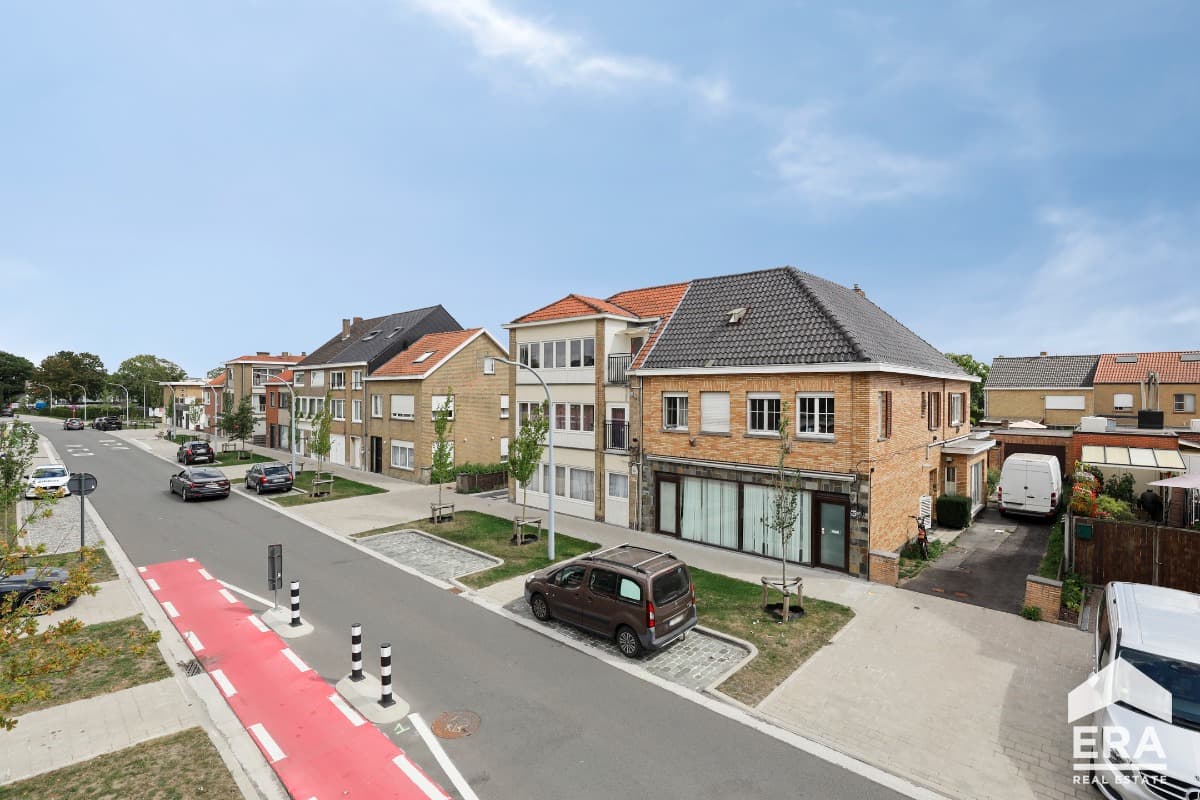 Opbrengsteigendom met 2 appartementen en garage