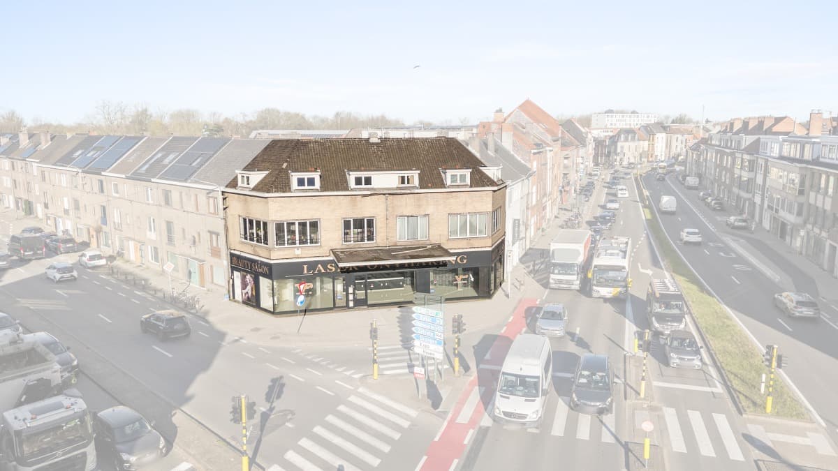 Opbrengsteigendom met handelspand en 2 appartementen