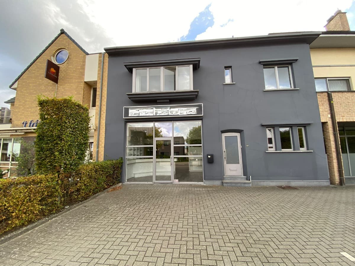 Ruim handelsgelijkvloers op een goede ligging nabij Hasselt