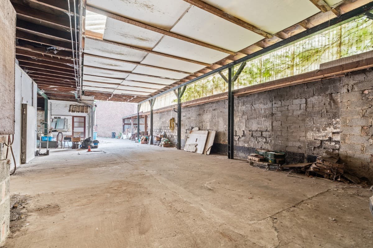 Te renoveren magazijn met woonst op toplocatie