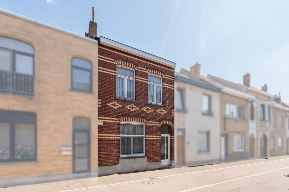 Te renoveren woning met ruime tuin te Oostende