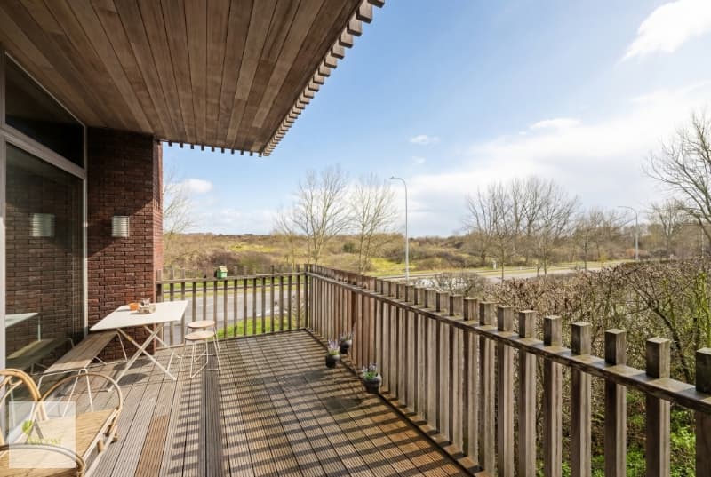 Ontdek dit uniek en zeer ruim duinen appartement (110m² netto bew.opp + terras 15 m²) op 250 meter van het strand en beslist op één van de mooiste locaties aan de westkust!