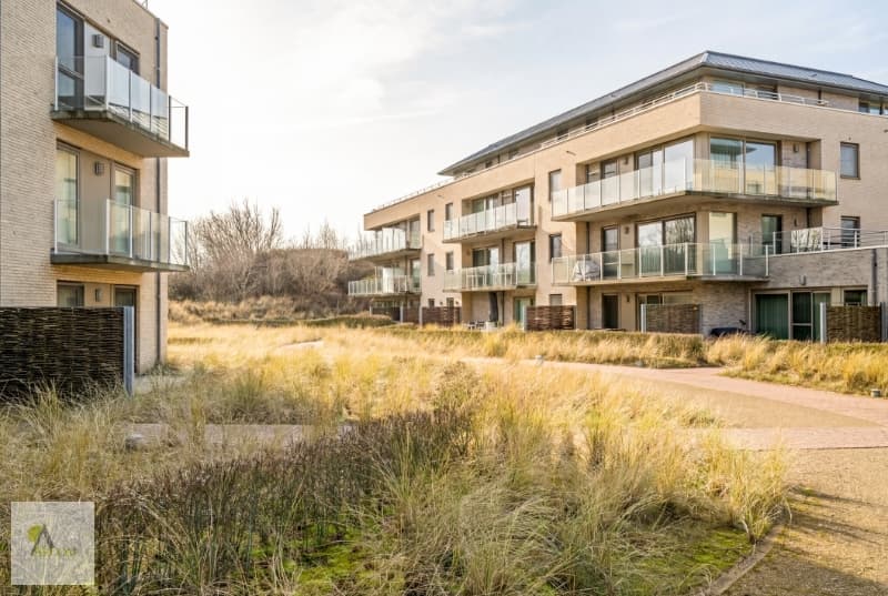 Ontdek dit uniek en zeer ruim duinen appartement (110m² netto bew.opp + terras 15 m²) op 250 meter van het strand en beslist op één van de mooiste locaties aan de westkust! — 2