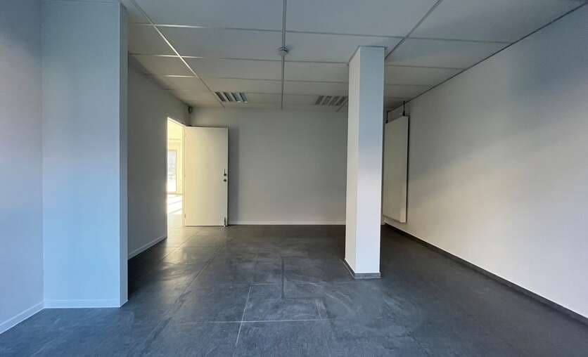Kantoorgebouw - Te huur — 4